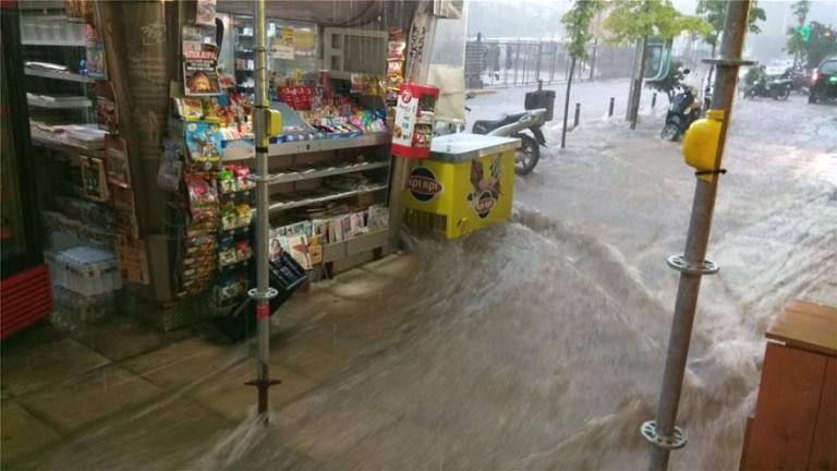 Ανοιξαν οι ουρανοί στη Θεσσαλονίκη - Δρόμοι μετατράπηκαν σε ποτάμια - Ισχυρό χαλάζι