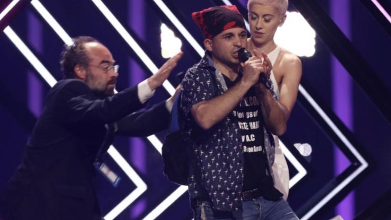 Eurovision 2018: Θεατής όρμηξε στη σκηνή και άρπαξε το μικρόφωνο από την τραγουδίστρια! (ΒΙΝΤΕΟ)