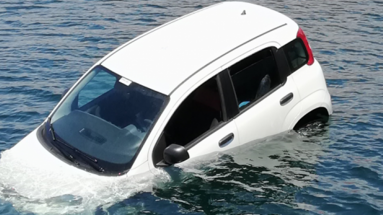 Αυτοκίνητο έπεσε στο λιμάνι της Καβάλας 