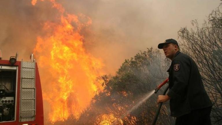 Συναγερμός: Μεγάλη φωτιά στη Βοιωτία κοντά σε στρατόπεδο με καύσιμα