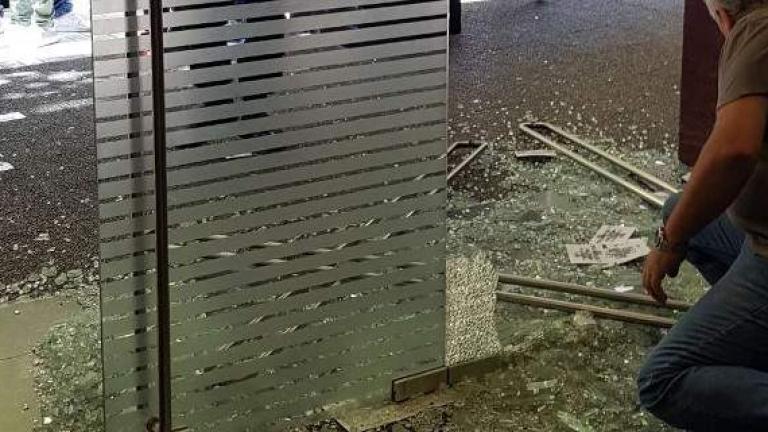 Ντου αγνώστων στην Ελληνοαμερικανική Ένωση στο κέντρο της Αθήνας (ΦΩΤΟ)