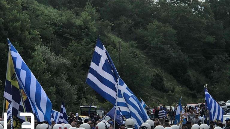 Με μαύρες σημαίες διαδηλώνουν οι κάτοικοι των Πρεσπών 