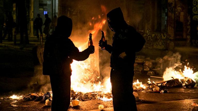 Βροχή από μολότοφ στα Εξάρχεια τα ξημερώματα του Σαββάτου