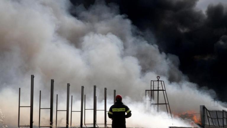 Μάχη με τις φλόγες δίνει η Πυροσβστική λόγω πυρκαγιάς σε εργοστάσιο στα Οινόφυτα