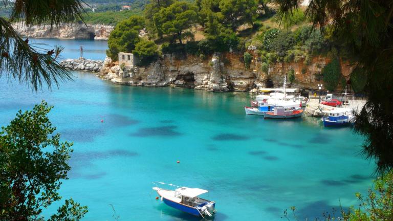 Καταπράσινα νερά, πευκόφυτα δάση, ειδυλλιακές παραλίες, γαλήνη και ηρεμία σε ένα μαγικό ελληνικό νησί - Έχετε πάει; 