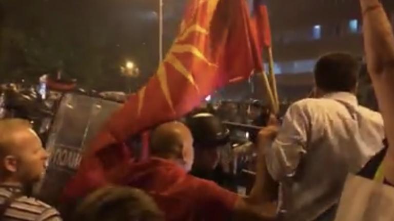 Συμπλοκές εθνικιστών Σκοπιανών με αστυνομικους έξω από την Βουλή κατά της συμφωνίας Τσίπρα-Ζάεφ 