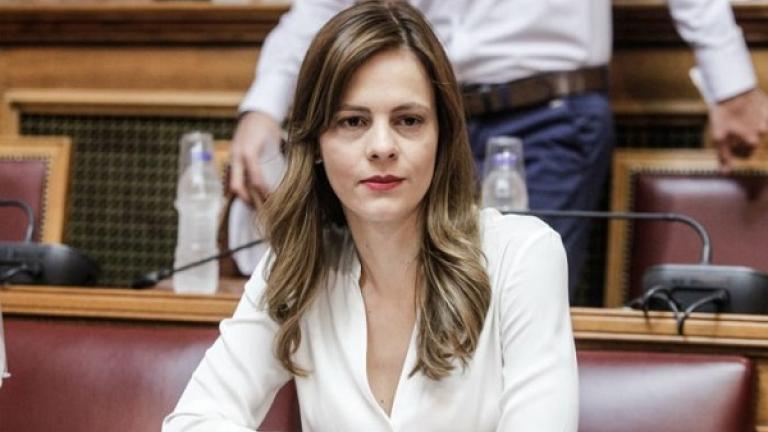 Στα της καθαρής εξόδου από τα μνημόνι επιμένει η Υπουργός Εργασίας, Έφη Αχτσιόγλου, ενώ αναφέρει ότι δεν θα υπάρχει επιτροπεία