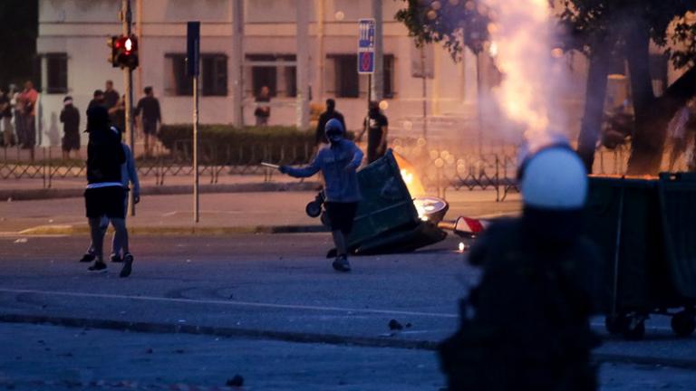 Άγρια επεισόδια στη Θεσσαλονίκη λίγο πριν την εκδήλωση του ΣΥΡΙΖΑ για την συμφωνία με τα Σκόπια-Διαδηλωτές συγκρούονται με δυνάμεις των ΜΑΤ (ΦΩΤΟ-ΒΙΝΤΕΟ)