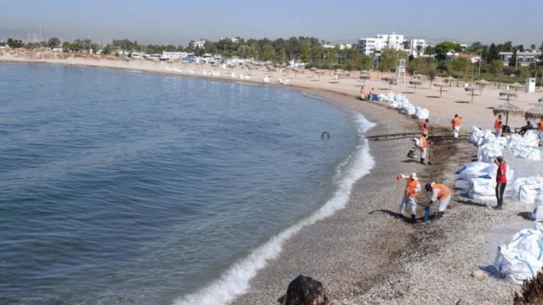 Νέα κομμάτια πίσσας στον Σαρωνικό ανησυχούν τους λουόμενους-Τι απαντούν οι επιστήμονες