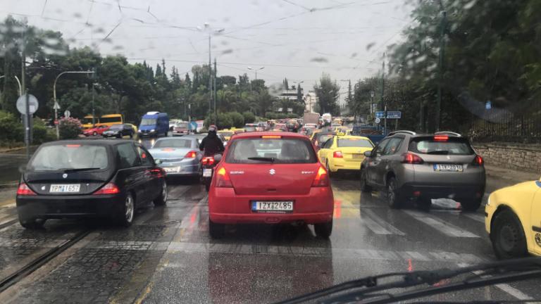 Μποτιλιάρισμα στους δρόμους της Αθήνας εξαιτίας της βροχής-Δείτε live την κίνηση στους δρόμους