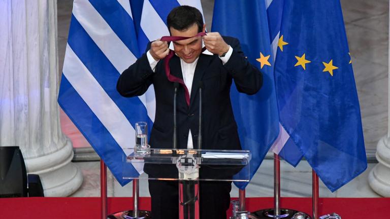 Τσίπρας: «Εκπλήρωσα το στοίχημα, φόρεσα τη γραβάτα, όμως τη μάχη ως τώρα την έδινα χωρίς τη γραβάτα-Φτάνουμε στο τέλος μια οδυνηρής για τη χώρα οκταετίας»
