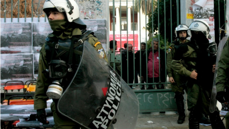 Επίθεση από οργανωμένους οπαδούς του Παναθηναϊκού δέχθηκε διμοιρία των ΜΑΤ εξωτερικά του Πολυτεχνείου