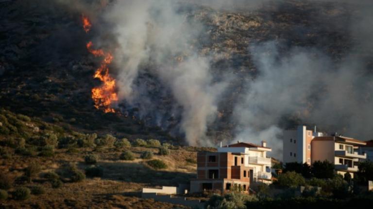 Κινδύνευσαν σπίτια από πυρκαγιά στα Χανιά (BINTEO)