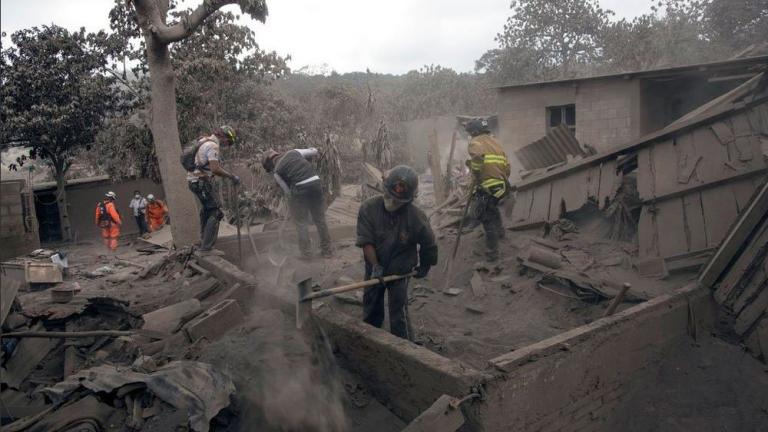 Γουατεμάλα: Συνεχώς μεγαλώνει η μακάβρια λίστα με τους νεκρούς από την έκρηξη του ηφαιστείου 