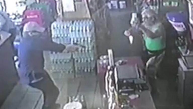 Σοκαριστικό βίντεο με τον ληστή να πυροβολεί εν ψυχρώ ιδιοκτήτη κάβας στο Παλαιό Φάληρο