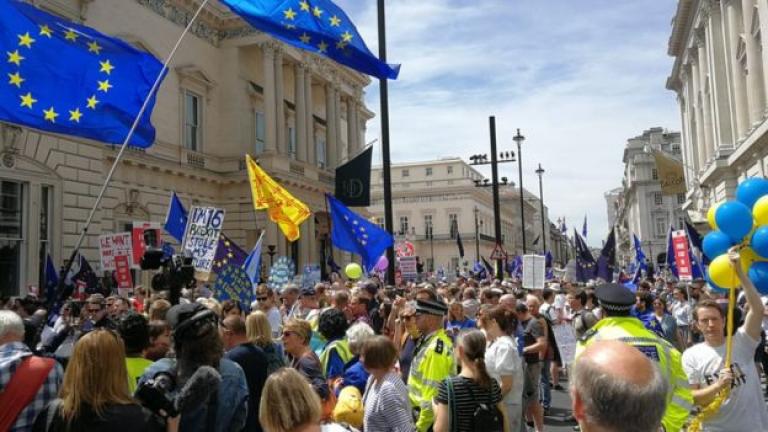 Υποστηρικτές της ΕΕ κάνουν πορεία στο Λονδίνο για δημοψήφισμα 