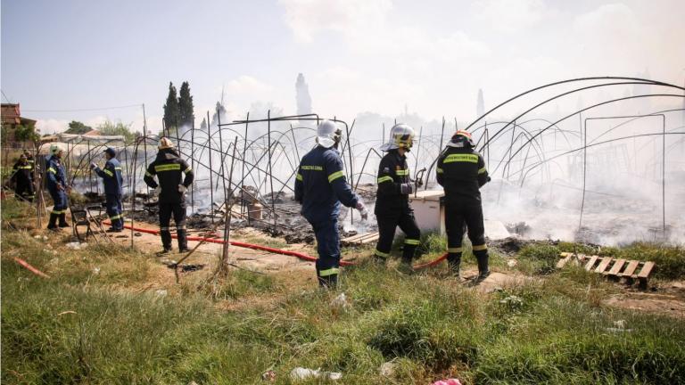 Νέα Μανωλάδα: Σε εξέλιξη οι έρευνες της Πυροσβεστικής για τη φωτιά στα καταλύματα των αλλοδαπών - Παρέχεται βοήθεια στους εργάτες γης 