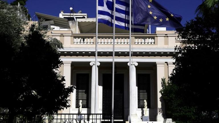 «Βέλη» κατά του Μητσοτάκη από το Μαξίμου: Βγαίνει στο εξωτερικό για να υπονομεύει τη χώρα