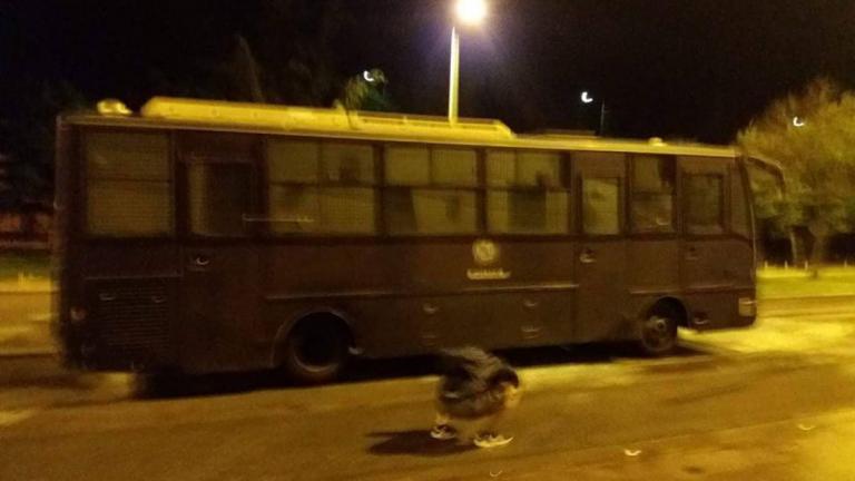 Βόμβες μολότοφ έριξαν άγνωστοι σε λεωφορείο των ΜΑΤ που μετέφερε αστυνομικούς