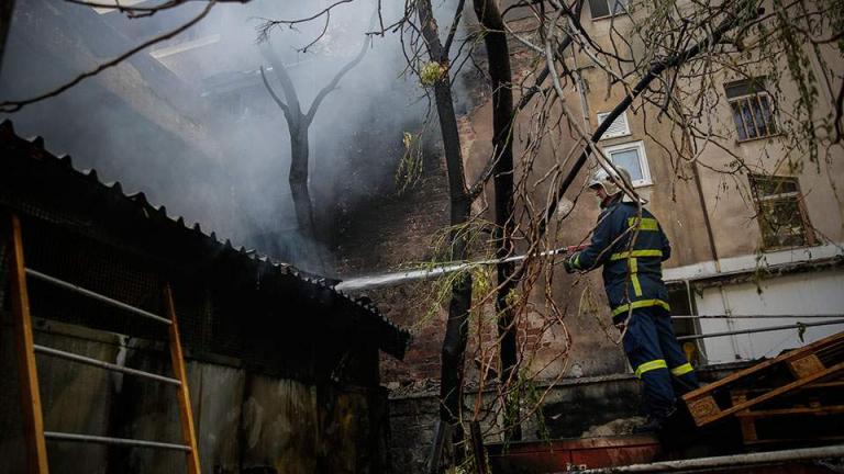 Μεγάλη πυρκαγιά στο Περιστέρι σε αποθήκη με ηλεκτρικά είδη