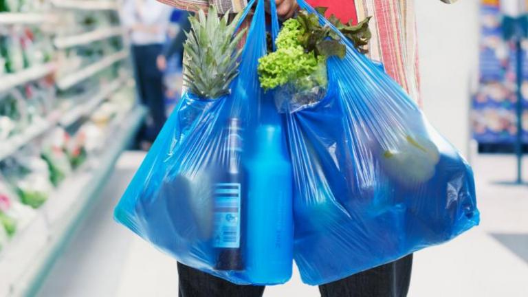 Πλαστική σακούλα: Πόσο απέδωσε τελικά το μέτρο και σε ποια καταστήματα