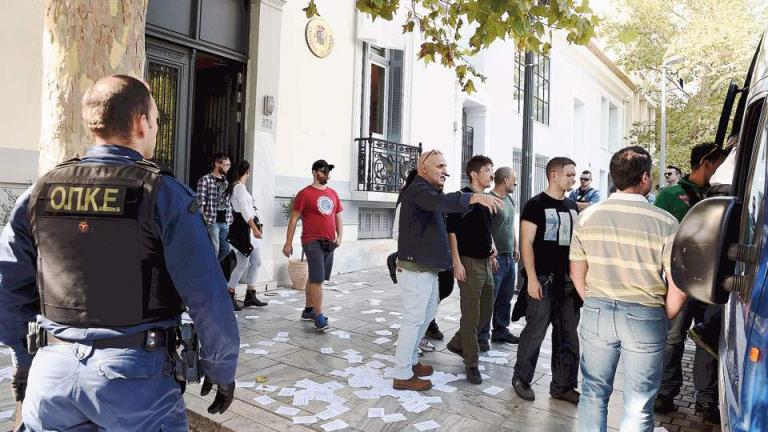 Στο Αυτόφωρο για τέσσερα πλημμελήματα, οι 20 συλληφθέντες του Ρουβίκωνα, στο υπουργείο Προστασίας του Πολίτη 