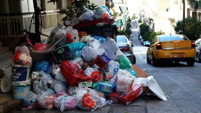 Τα σκουπίδια πνίγουν την Αθήνα καλοκαιριάτικα