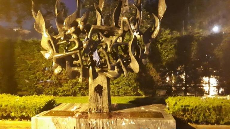 Επίθεση με λοστούς σε θαμώνες και αντιεξουσιαστές στην Πλατεία Ροτόντας-Πέταξαν μπογιές στο μνημείο του Ολοκαυτώματος (ΦΩΤΟ-ΒΙΝΤΕΟ)