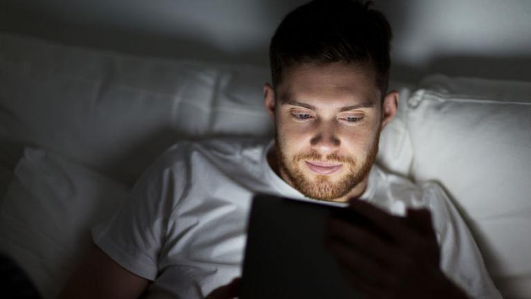 Χρήση tablet το βράδυ: Οι επιπτώσεις στον ύπνο