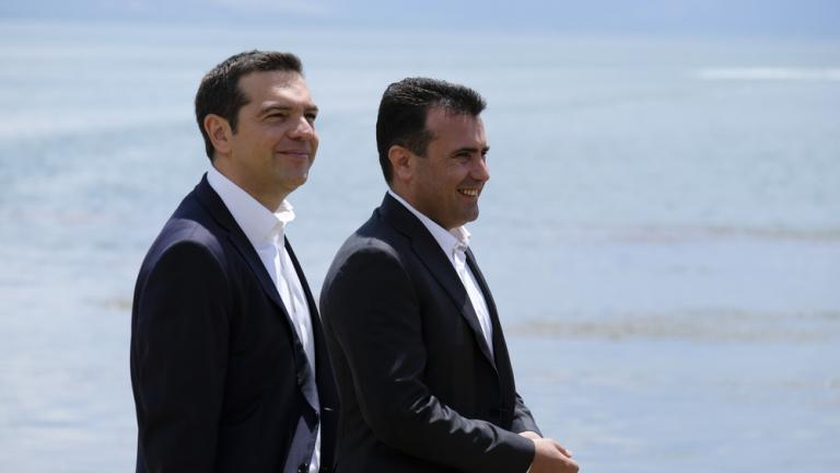 Με τελετή γάμου όπου το ένα μέλος άλλαξε όνομα παρομοιάζει την υπογραφή συμφωνίας το BBC - Τι γράφει ο Διεθνής Τύπος