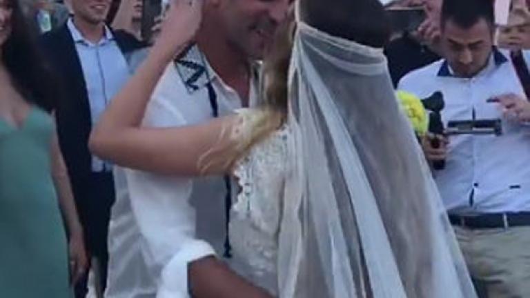 Παντρεύτηκε ο Γιώργος Χρανιώτης την καλή του  στην Τήνο -Με σανδάλια ο γαμπρός, ο Ντάνος έφερε τη νύφη (ΦΩΤΟ)