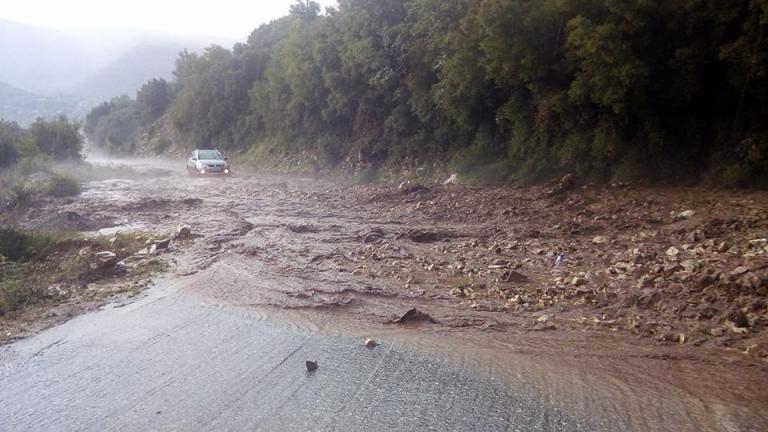 Σφοδρή καταιγίδα και έντονη χαλαζόπτωση έπληξε τα Τζουμέρκα-Πού διακόπηκε η κυκλοφορία λόγω χειμάρρου (ΦΩΤΟ)