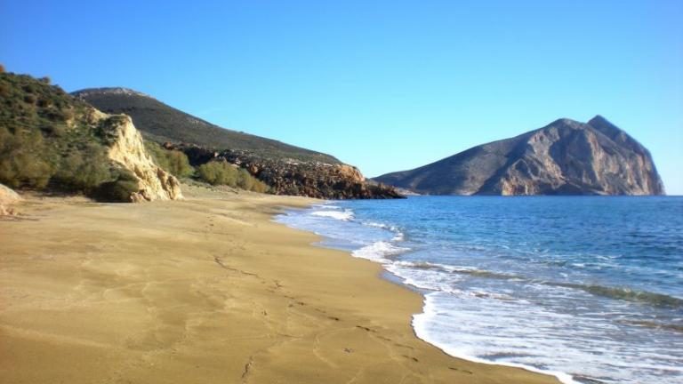 Νησί λουσμένο στο εκτυφλωτικό φως, εξωτικό, με άγρια και συνάμα γαληνεμένη ομορφιά - 'Εχετε πάει; 