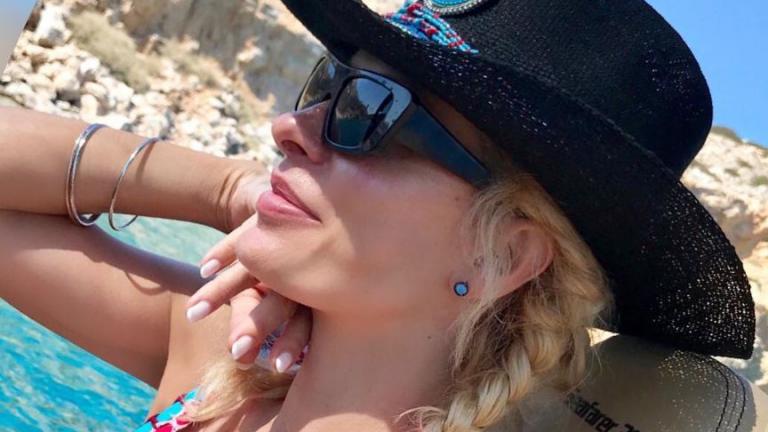 Eλένη Μενεγάκη: Ποζάρει με ολόσωμο μαγιό στα Κουφονήσια 