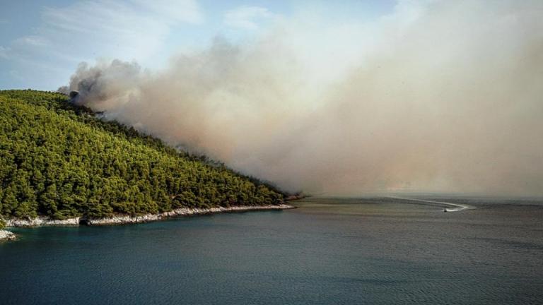 Σκόπελος: Υπό έλεγχο η μεγάλη πυρκαγιά