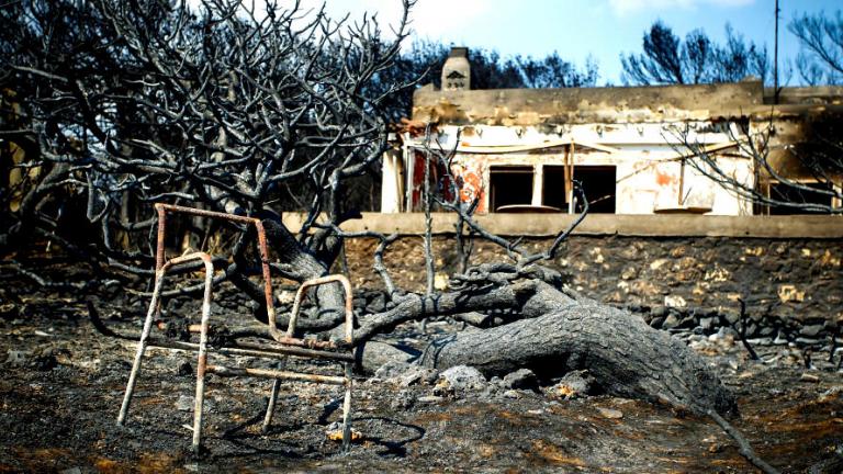 Η χώρα πενθεί τους νεκρούς της 