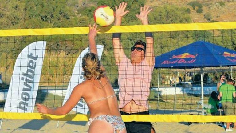 O Σάκης Ρουβάς παίζει beach volley 