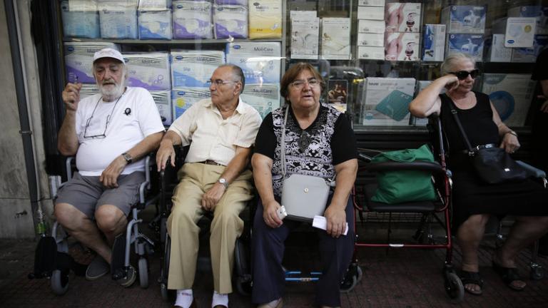 Συγκέντρωση διαμαρτυρίας συνταξιούχων έξω από τα γραφεία του ΕΦΚΑ (ΦΩΤΟ)