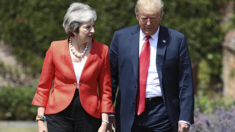 «Στροφή» 180 μοιρών Τραμπ: Υπόσχεται τώρα εμπορική συμφωνία με τη Βρετανία