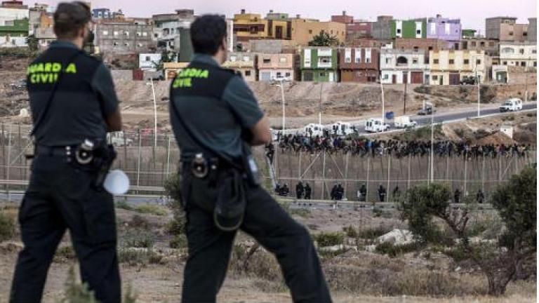 Εκατοντάδες μετανάστες εισβάλλουν στον ισπανικό θύλακα Θέουτα