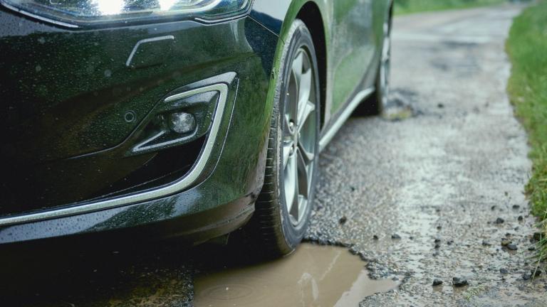 Στο νέο Ford Focus οι μηχανικοί περιόρισαν τον ενοχλητικό κραδασμό από τους κατεστραμμένους δρόμους με μια πρωτοποριακή τεχνολογία ανίχνευσης λακκουβών