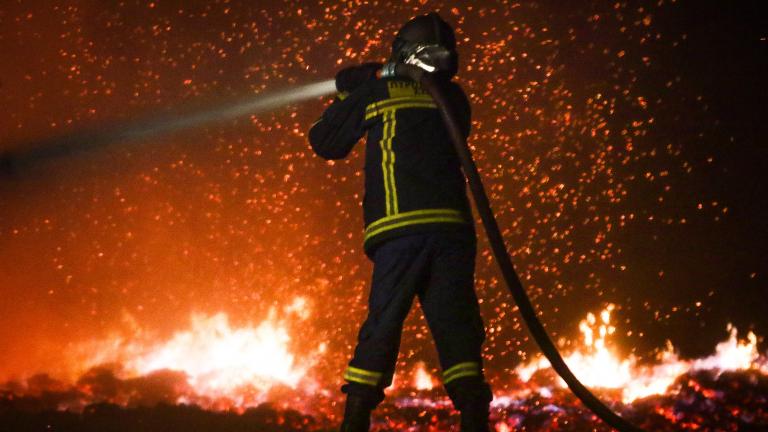 Για τρίτη ημέρα καίγονται Κινέτα και Καλλιτεχνούπολη