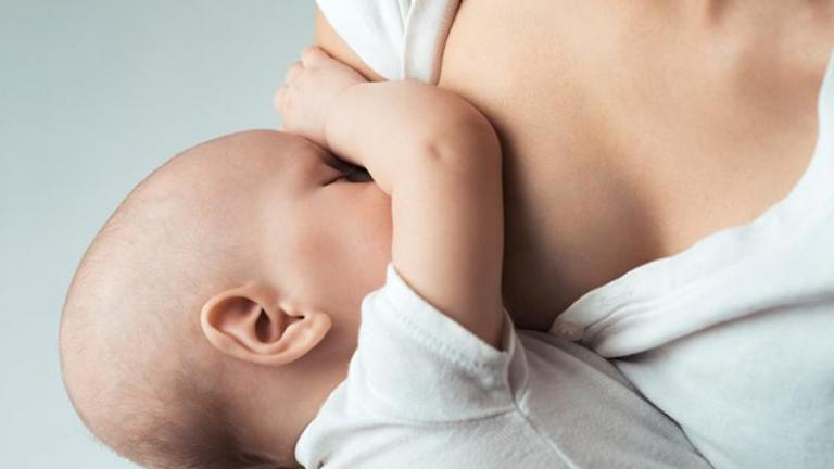 Η κατανάλωση αλκοόλ από τη μητέρα όσο θηλάζει βλάπτει τον εγκέφαλο του μωρού