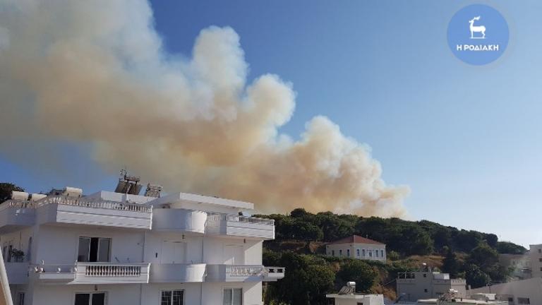 Μεγάλη πυρκαγιά δίπλα από την πόλη της Ρόδου: Πέρασε από αυλές σπιτιών-Υπεράνθρωπες προσπάθειες