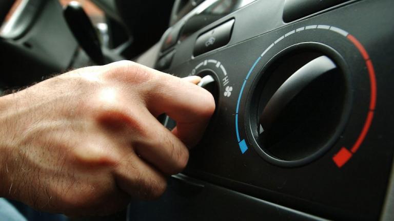 Τα πέντε βασικά λάθη που κάνουν οι οδηγοί όταν λειτουργούν το κλιματιστικό του αυτοκινήτου τους - Δείτε ποιά είναι 