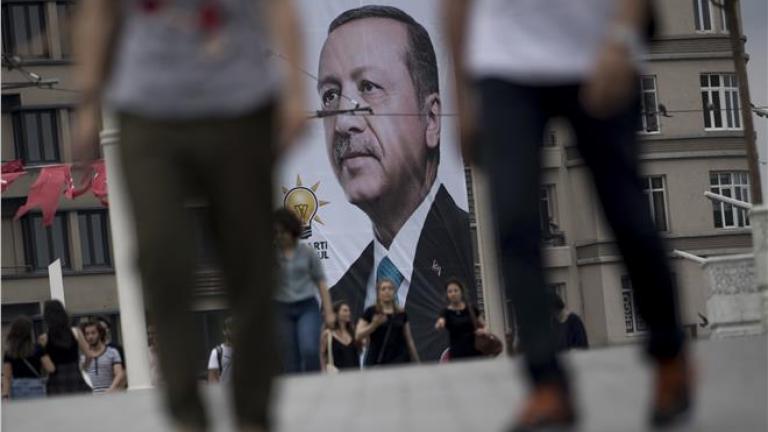 Ερντογάν: Διώχνει περισσότερους από 18.000 εργαζόμενους στο δημόσιο, κλείνει εφημερίδες και τηλεοράσεις 
