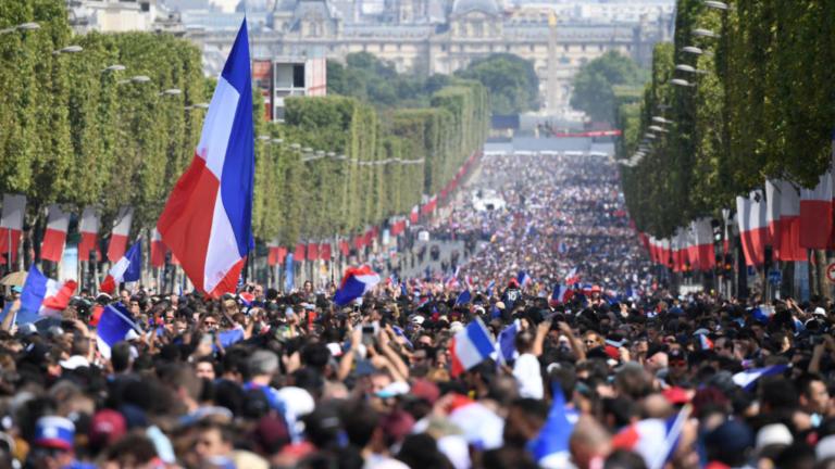 LIVE εικόνα από τη φιέστα στη Γαλλία για τους παγκόσμιους πρωταθλητές του Μουντιάλ