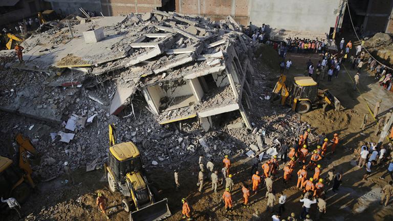 Ινδία: Κατέρρευσε εξαώροφο κτίριο - Δύο νεκροί, δεκάδες εγκλωβισμένοι