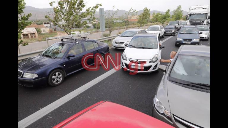 Πυρκαγιά Κινέτα: Ασυνείδητοι οδηγοί καταλαμβάνουν τις ΛΕΑ και εμποδίζουν τα πυροσβεστικά οχήματα να φτάσουν στα μέτωπα