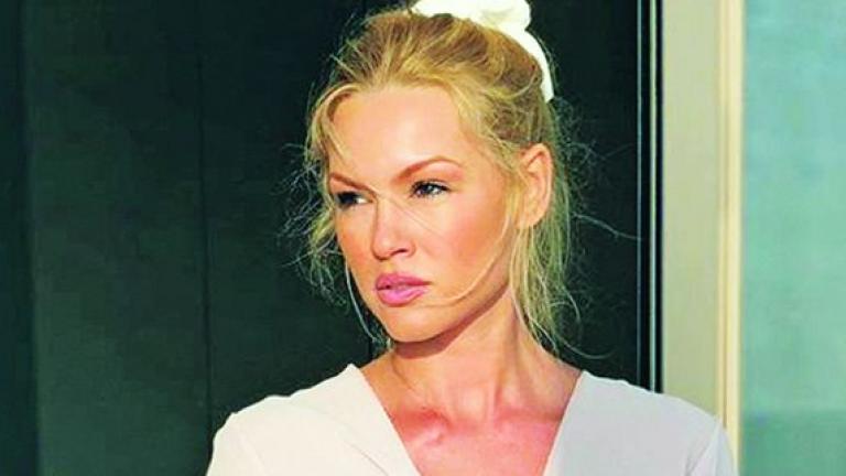 Η αισθησιακή Βίκυ Κάβουρα με αέρινη robe de chambre